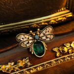 Brooch Emerald Bee Brooch – Vintage Royal Insect Brooch – Perfect for Suits, Evening Dinners & Formal Occasions