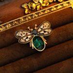 Brooch Emerald Bee Brooch – Vintage Royal Insect Brooch – Perfect for Suits, Evening Dinners & Formal Occasions